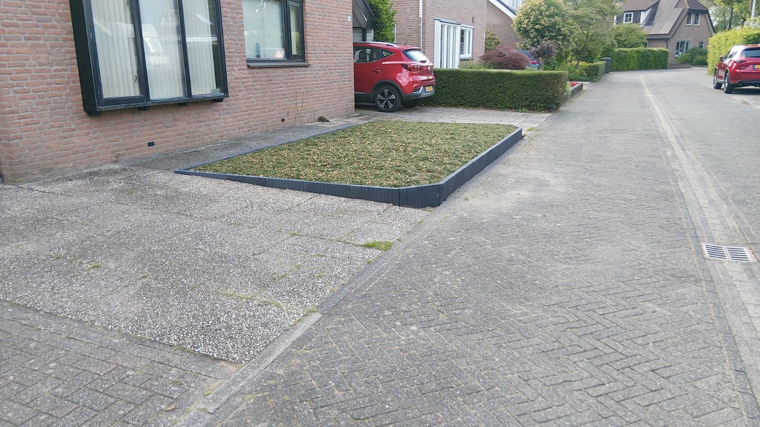 Vers gelegd gazon in voortuin