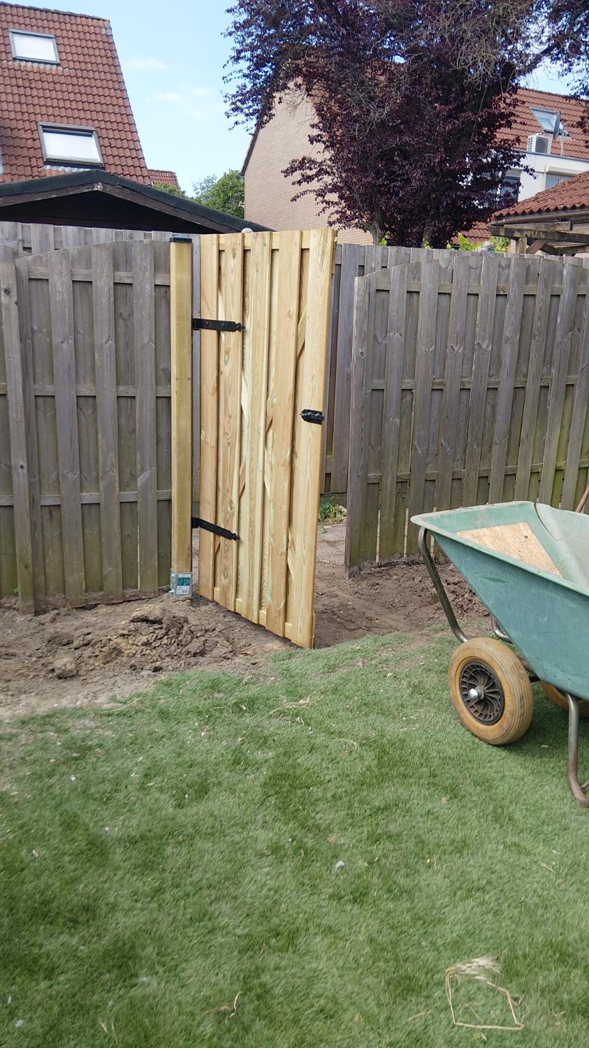 Nieuwe houten tuinpoort
