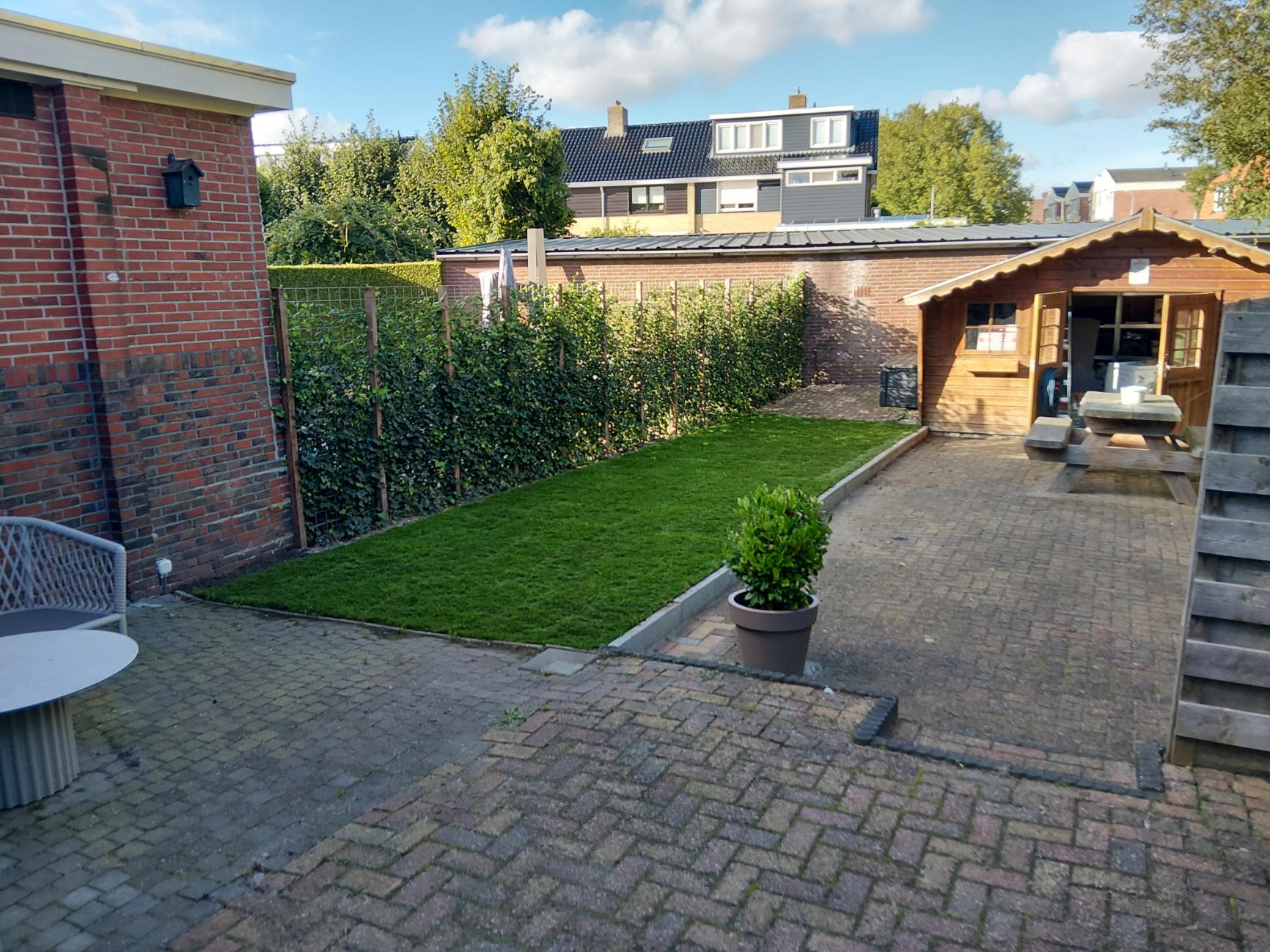 Natuurlijke tuin aanleg en renovatie met terras en gazon