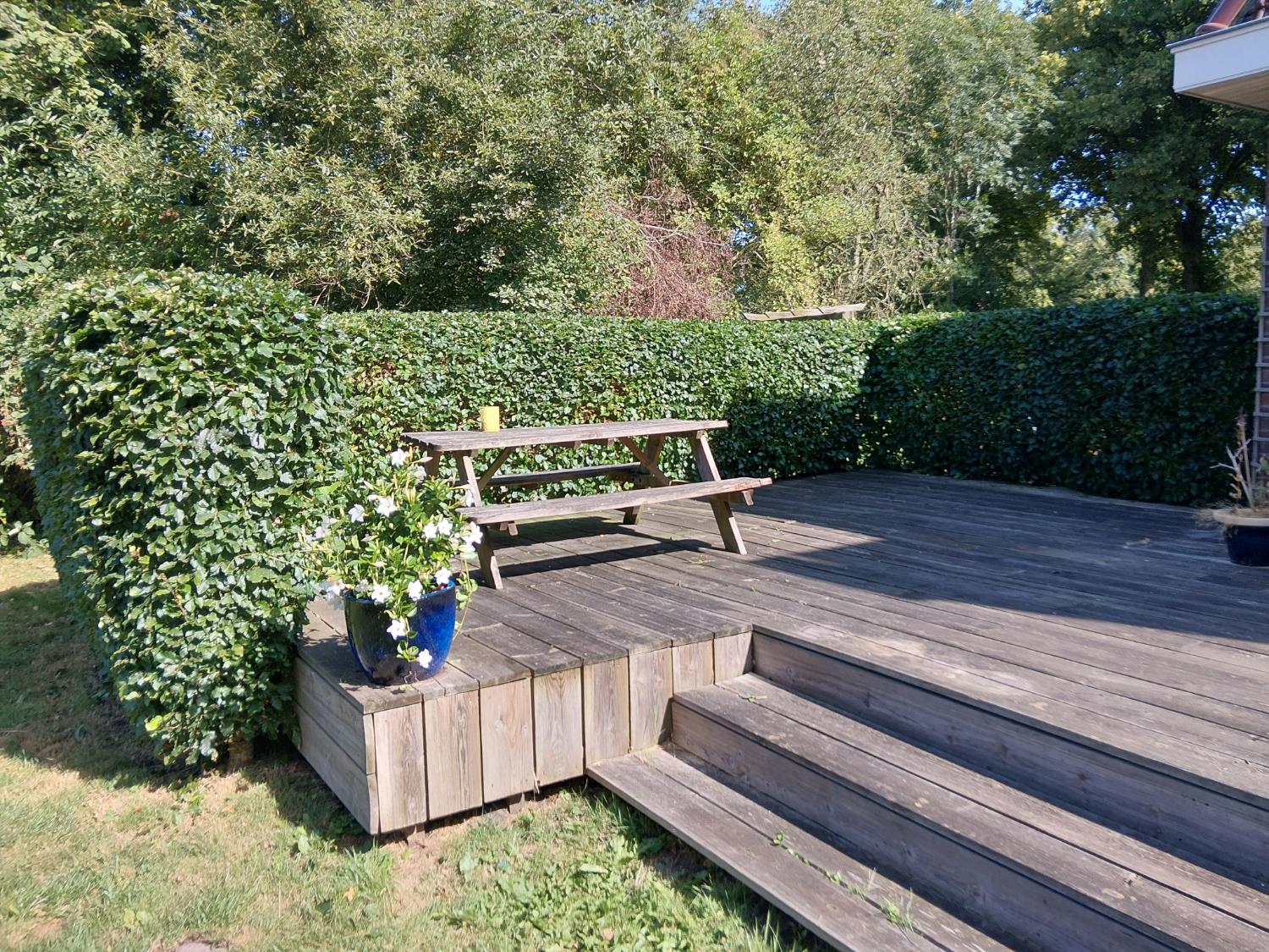 Houten vlonder en picknicktafel